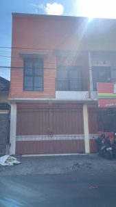 Tampak depan ruko dua lantai di Toga, Lumajang
